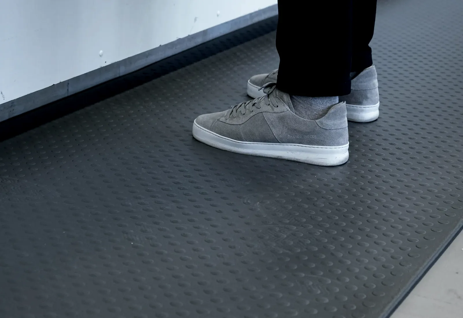 Somebody standing on grey Bubble matting at a clean work area